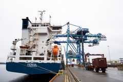 Landstrøm til containerskip. Nå kan containerskipene koble til strøm ved kai. Ekstrarabatt skal motivere flere til å koble seg til.