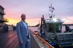 Premierer nullutslipp. Havnedirektør Ingvar M. Mathisen ved Oslo Havns elektriske miljøbåt, Pelikan II.