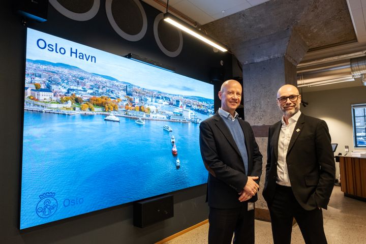 MEST AVANSERT:  – Vi har allerede sett mange enkeltstående havner innovere innen ren skipsfart, fra Shanghai til Los Angeles til Singapore. Det er spennende å lære at Oslo også er blant de grønneste havnene i verden – og den mest avanserte når det gjelder teknologi, særlig elektrifisering, sa Mark Watts, administrerende direktør i C40 Cities, under besøket i Oslo Havn. Her er han fotografert sammen med havnedirektør Ingvar M. Mathisen.