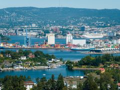 Sydhavna i Oslo med Bekkelaget og Ormøya i forgrunnen og Oslo by i bakgrunnen.