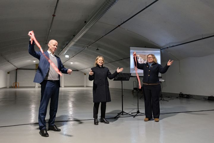 SNORKLIPPING: Byråd for kultur og næring, Anita Leirvik North, gjenåpnet Ekeberghallene torsdag etter omfattende rehabilitering i løpet av 2024/2025. Også havnedirektør Ingvar M. Mathisen og Anne Haabeth Rygg, styreleder i Oslo Havn, var til stede.