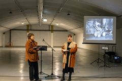 TROLLSANG: Sangerne Klara Lucie Østrem Ossum og Frida Fiona Fugleseth fremførte sangen  “Trollfest” og folketonen “Villemann og Magnhild” - med hjelp fra den flotte akustikken i fjellanlegget. Musikken skapte en stemningsfull ramme rundt markeringen og ga liv til historiene om trollene som ifølge sagn en gang bodde i fjellet under Ekebergåsen.