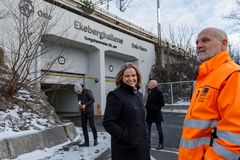 Byråd Anita Leirvik North på utsiden av Ekeberghallene i Sydhavna. Til høyre i bildet er   Erling Jenssen, seksjonsleder Utbygging i Oslo Havn.