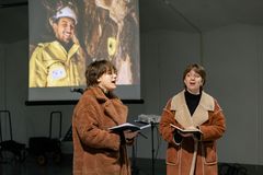 TROLLSANG: Sangerne Klara Lucie Østrem Ossum og Frida Fiona Fugleseth fremførte sangen  “Trollfest” og folketonen “Villemann og Magnhild” - med hjelp fra den flotte akustikken i fjellanlegget. Musikken skapte en stemningsfull ramme rundt markeringen og ga liv til historiene om trollene som ifølge sagn en gang bodde i fjellet under Ekebergåsen.