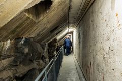 BAKSIDEN: Slik ser det ut på baksiden av fjellanlegget, mellom lagerlokaler og fjell.