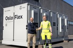 INSTALLERER: Omexom er underleverandør for Pixii og har ansvar for installasjon av batteriene. På bildet er Jens Eirik Hagen, fagsjef for energiomstilling i Oslo Havn, sammen med Vetle Rynning, prosjektansvarlig i Omexom.