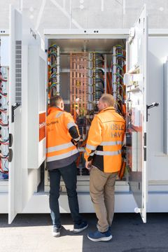 INNSIDEN: Ansatte i elektroseksjonen i Oslo Havn tar en kikk inni batteriskapene.