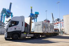 SKYTER FART: Elektrifiseringen i Sydhavna skyter fart. Kranene som brukes til å losse skip i Sydhavna er for lengst elektriske. De nye batteripakkene vil bidra til et mer helhetlig energisystem, der produksjon, forbruk, batterier og styring sees i sammenheng.