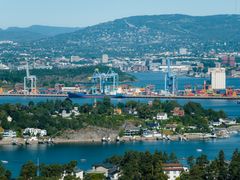 Oslo Havn har de siste årene bygd landstrøm til ferger og cruiseskip, ladere til skip, hurtigladere til kjøretøy og solceller på tak. Flere bygg er energieffektivisert. Alle tiltakene kan gi høye og samtidige effekttopper. Nettkapasiteten kan bli begrenset med økt elektrifisering. Batterilagring og fleksibel styring av energibruk er derfor avgjørende for å kunne nå målet om 85 prosent utslippskutt innen 2030, uten omfattende og kostbare nettforsterkninger.