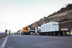 Bildet er tatt i forbindelse med levering av to store batteripakker som skal stå i Sydhavna:   Gjennom Furusetprosjektet og OsloFleks har havna fått levert batteripakker som skal bidra til å redusere effekttopper, utnytte eksisterende strømnett bedre og legge til rette for videre elektrifisering av havnevirksomheten. Batteripakkene har en samlet effekt på 1,8 MW og en energikapasitet på 4 MWh. Løsningen gjør det mulig å lagre strøm når belastningen på nettet er lav, og bruke den når behovet er stort.