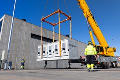 HEISES PÅ PLASS: Her heises en av batteripakkene på plass ved Skur 84 på Sjursøya.