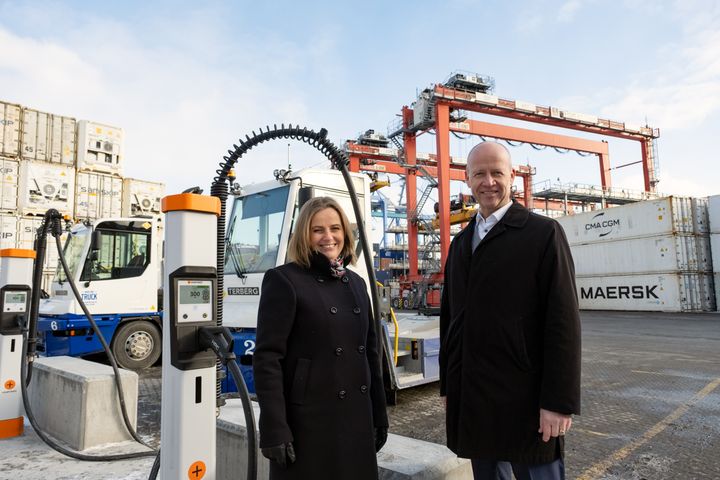 VIKTIG GJENNOMBRUDD: Byråd for byutvikling, Anita Leirvik North og havnedirektør Ingvar M. Mathisen ved den nye ladestasjonen hos Yilport Oslo.  – Dette er et viktig gjennombrudd, ikke bare for havna, men for hele Oslo som en grønn og moderne by. Det viser at nullutslippsplanen fungerer, og at ambisiøs klimapolitikk gir konkrete resultater, sier byråd North.