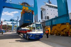 ELEKTRISK FRAMDRIFT: En container løftes på lasteplanet til en av Maritime Truck sine nye elektrisk terminaltraktorer.