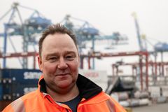 VELGER ELEKTRISK: Bjørn Engelsen, daglig leder hos Yilport Norge, har investert i tre elektriske reach-stackere.