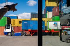 UTSIKT FRA FØRERHUSET: Slik kan det se ut fra førerhuset til en truckfører på containerterminalen på Sjursøya.