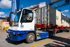 ELEKTRISK FRAMDRIFT: Bildet viser en container ferdig plassert på lasteplanet til en av Maritime Truck sine nye elektrisk terminaltraktorer.