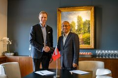 BYGGER ELEKTRISKE CONTAINERSKIP: Fridtjof C. Eitzen, Co-founder & CEO i Zen, har signert kontrakt med Zhejiang Dongpeng Shipbuilding & Repairing Co., Ltd, her representert ved Ni Zhimin. Verftet skal bygge to elektriske containerskip. Det første leveres om 24 måneder.