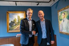 STORT SKRITT I RIKTIG RETNING: – Vår visjon er å være verdens mest effektive og miljøvennlige byhavn, og dette er et stort skritt i riktig retning. Det er inspirerende å se et selskap med røtter tilbake til seilskutetiden ta et så offensivt steg inn i fremtiden, sa havnedirektør Ingvar M. Mathisen i forbindelse med signeringssermonien hos Eitzen Gruppen fredag ettermiddag. Her er han sammen med Fridtjof C. Eitzen.