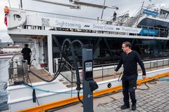 NY HVERDAG: Hurtiglading på Rådhusbrygge 2 gir en ny hverdag for MS Brisen. Her gjør maskinpasser Lars Christian Myhrvold seg klar til å koble fartøyet fra laderen.