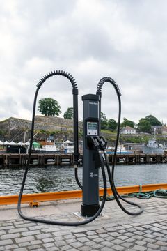 NYE LADESTOLPER: Seks ladesatellitter, hver med to ladepunkter, har kommet opp på Rådhusbrygge 2.