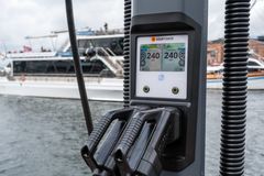 HURTIG: Med de nye hurtigladerne kan MS Brisens to batteripakker lades samtidig, og båten kan lades på én til to timer.