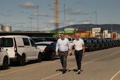 EFFEKTIV LOGISTIKK: For Harald A. Møller er Søndre Bekkelagskai et effektivt og godt tilpasset område for bilimport. Nå har selskapet inngått en 20-årig avtale med Oslo Havn om fortsatt bilimport i Oslo. På bildet er kommersiell direktør Einar Marthinussen i Oslo Havn og logistikkdirektør Arne Lorvik i Harald A. Møller (til høyre). Lorvik trekker fram kombinasjonen av tilgang til kai, lagringsarealer og klargjøringsfasiliteter som en viktig styrke.