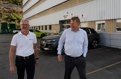VIKTIG SAMARBEIDSPARTNER: - Harald A. Møller har vært en viktig samarbeidspartner for Oslo Havn i mange år. Sammen har vi funnet gode løsninger når behov og rammevilkår har endret seg. Det har gitt et samarbeid preget av tillit, fleksibilitet og gjensidig forståelse. Derfor er vi ekstra glade for å kunne videreføre samarbeidet i ytterligere 20 år, sier Einar Marthinussen, kommersiell direktør i Oslo Havn. Bildet er tatt utenfor Skur 91 i Sydhavna, hvor bilene klargjøres før de sendes videre til forhandlere over hele landet. Til venstre er Arne Lorvik, logistikkdirektør i Harald A. Møller.