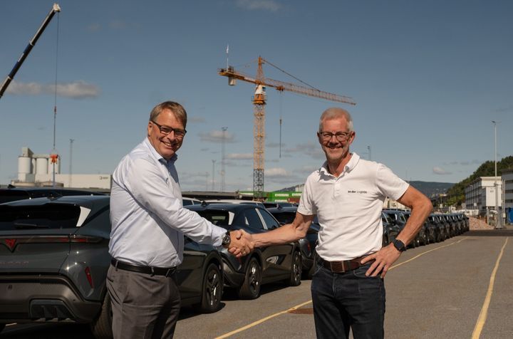 LANGSIKTIG AVTALE: Oslo Havn og Harald A. Møller har inngått en langsiktig avtale som sikrer bilimport på Søndre Bekkelagskai fram til 2048. Logistikkdirektør i Harald A. Møller, Arne Lorvik (til høyre) og kommersiell direktør i Oslo Havn, Einar Marthinussen, er begge godt fornøyde med avtalen. Bildet er tatt på Søndre Bekkelagskai, der bilene ankommer med båt én gang i uka.
