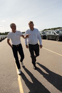 EFFEKTIV LOGISTIKK: For Harald A. Møller er Søndre Bekkelagskai et effektivt og godt tilpasset område for bilimport. Nå har selskapet inngått en 20-årig avtale med Oslo Havn om fortsatt bilimport i Oslo. På bildet er kommersiell direktør Einar Marthinussen i Oslo Havn og logistikkdirektør Arne Lorvik i Harald A. Møller (til høyre). Lorvik trekker fram kombinasjonen av tilgang til kai, lagringsarealer og klargjøringsfasiliteter som en viktig styrke.