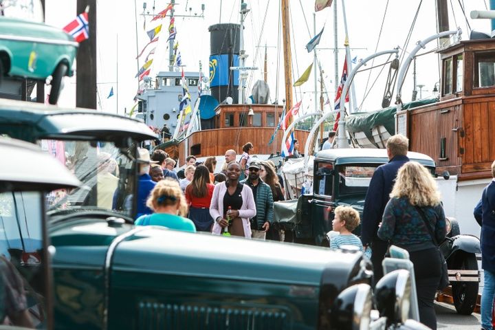 Veteranbiler og båter og folkliv på Akerhusstranda