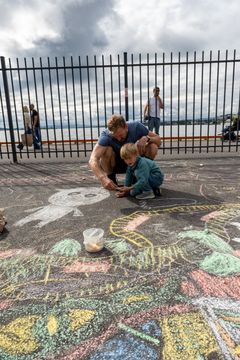 TEGNET TIL KONGEN: Felix tegnet kort til Kongen og kunst på havnepromenaden.