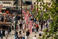 RÅDHUSPLASSEN: Mange tok turen til Havnepromenaden under Oslo havnelangs søndag 30. august. Arrangementet er et samarbeid mellom Oslo Havn og en rekke offentlige og private aktører med tilknytning til havna.