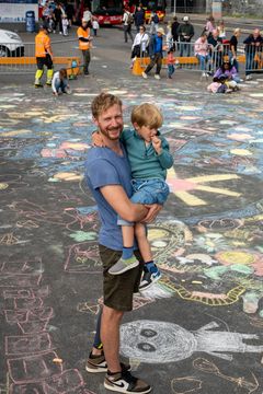 TEGNET DAGEN SIN: Felix (5) tegnet dagen sin sammen med pappa Berg-Andrè Frøybu. - Felix laget kort til Kongen, så gikk vi til Slottet og la ned kort og blomster. Det var veldig fint at vi kunne dra på Oslo havnelangs etterpå, sa pappa.