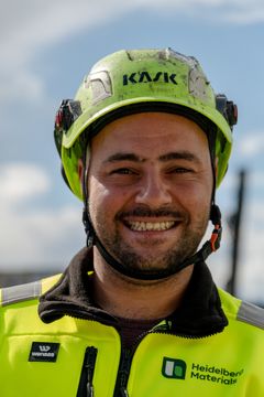 FORNØYD: Georgi Stoyanovq, sjåfør hos TKT Transport, er fornøyd med de nye elektriske betongbilene han nå får kjøre.