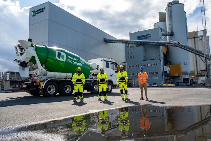 ELEKTRISK BETONGTRANSPORT: John Edvin Tornes (arbeidende styreleder, TKT Transport), Georgi Stoyanovq (sjåfør, TKT Transport), Peter Holiman Kermit (regionsjef Oslo, Heidelberg Materials) og Jens Eirik Hagen (fagsjef, energiomstilling Oslo Havn) foran en av de nye elektriske betongbilene som Heidelberg Materials bruker til å transportere betong fra fabrikken på Sjursøya til byggeplasser i Oslo-regionen.