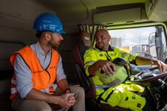 GODE LADEMULIGHETER: – Transport- og industrivirksomheter må ha tilgang på nok strøm og gode lademuligheter for å lykkes med overgangen til utslippsfrie løsninger. De elektriske betongbilene viser hvordan investeringer i energi- og ladeinfrastruktur kan bidra til dette i praksis, sier Jens Eirik Hagen, fagsjef for energiomstilling i Oslo Havn. Her er han sammen med Georgi Stoyanovq, sjåfør hos TKT Transport, i en av de nye elektriske betongbilene.