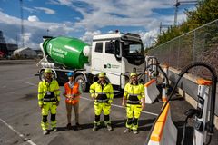 LADEINFRASTRUKTUR: I nærheten av Heidelabrg Materials betongfabrikk på Sjursøya kan kjøretøyene benytte felles ladeanlegg for tungtransporten, bygget av Oslo Havn. Fra venstre: Peter Holiman Kermit, Jens Eirik Hagen John Edvin Tornes og Georgi Stoyanovq.