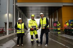 ÅPNET: Sjursøya betongfabrikk ble offisielt åpnet i 2024 av byrådsleder Eirik Lae Solberg og daværende byråd for kultur og næring, Anita Leirvik North. Det gjorde de sammen med Otto Poulson, daværende administrerende direktør i Heidelberg Materials Betong Norge. Anita Leirvik North er nå byråd for byutvikling.