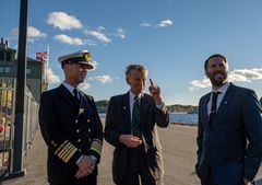 FORNØYDE: Havnedirektør Ingvar M. Mathisen, initiativtaker Tony Insall og Oslo Havns prosjektleder Erlend Pehrson etter en vellykket avduking av Coastwatchers-monumentet, der prinsesse Anne sto for den offisielle avdukingen.