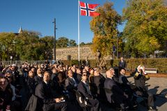 OVERFLYVNING: En Spitfire-overflyvning var ett av høydepunktene under avdukingsseremonien tirsdag.