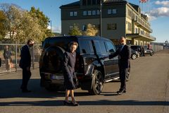 AVREISE: Her forlater prinsesse Anne Normandieplassen. I bakgrunnen er Oslo Havns administrasjonsbygg, Skur 38.