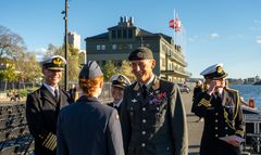 FORSVARSSJEF: Forsvarssjef Eirik Kristoffersen var til stede under avdukingen. Til venstre står havnedirektør Ingvar M. Mathisen. – Normandieplassen forteller allerede viktige historier om Norges maritime historie og frigjøringskamp. Med Coastwatchers får vi et nytt monument som synliggjør innsatsen norske og britiske agenter la ned i det skjulte under krigen, sier Mathisen.