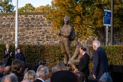 AVDUKING: Prinsesse Anne og utenriksminister Espen Barth Eide avduket monumentet Coastwatchers på Normandieplassen tirsdag.