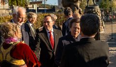 TAKKET: Prinsesse Anne og utenriksminister Espen Barth Eide takket initiativtakerne bak Coastwatchers-monumentet, artist Helene Bøksle og etterkommere av agentene som tjenestegjorde for SIS og SOE under krigen. Til venstre i bildet står initiativtaker John Andrews, som i sin avslutningstale sa: «Coastwatchers symboliserer at det alltid vil finnes nordmenn som er villige til å tre frem når situasjonen krever det, uansett risiko.»