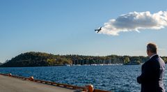 OVERFLYVNING: En Spitfire-overflyvning var ett av høydepunktene under avdukingsseremonien tirsdag.