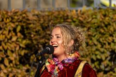 SANG: Helene Bøksle framførte Heiemo og Nykkjen og Einn for prinsesse Anne og de øvrige frammøtte til avdukingsseremonien av Coastwatchers.