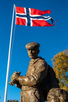 GENERELLE REPRESENTASJONER: Vi besluttet at skulpturen skulle vise hvordan observatører, først og fremst kystobservatører, men også agenter med rekognoseringsoppdrag, utførte sitt arbeid. Vi ønsket at figurene skulle være generelle representasjoner og ikke framstille bestemte personer, sier Tony Insall.