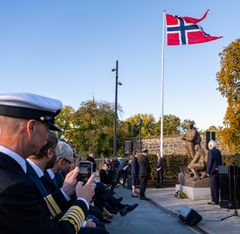 LA NED BLOMSTER: Prinsesse Anne og utenriksminister Espen Barth Eide la ned blomster ved Coastwatchers.