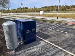 Skanneren som ligger i veien tar bilder og måler mønsterdybden på hvert dekk som passerer.