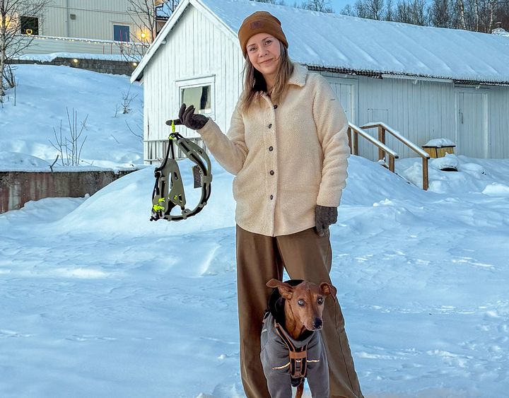 Oppfinner Anne Sørensen med hunden Floke. Seniorhunden har alvorlige skader i rygg og nakke, og trives godt i Canion-selen.
